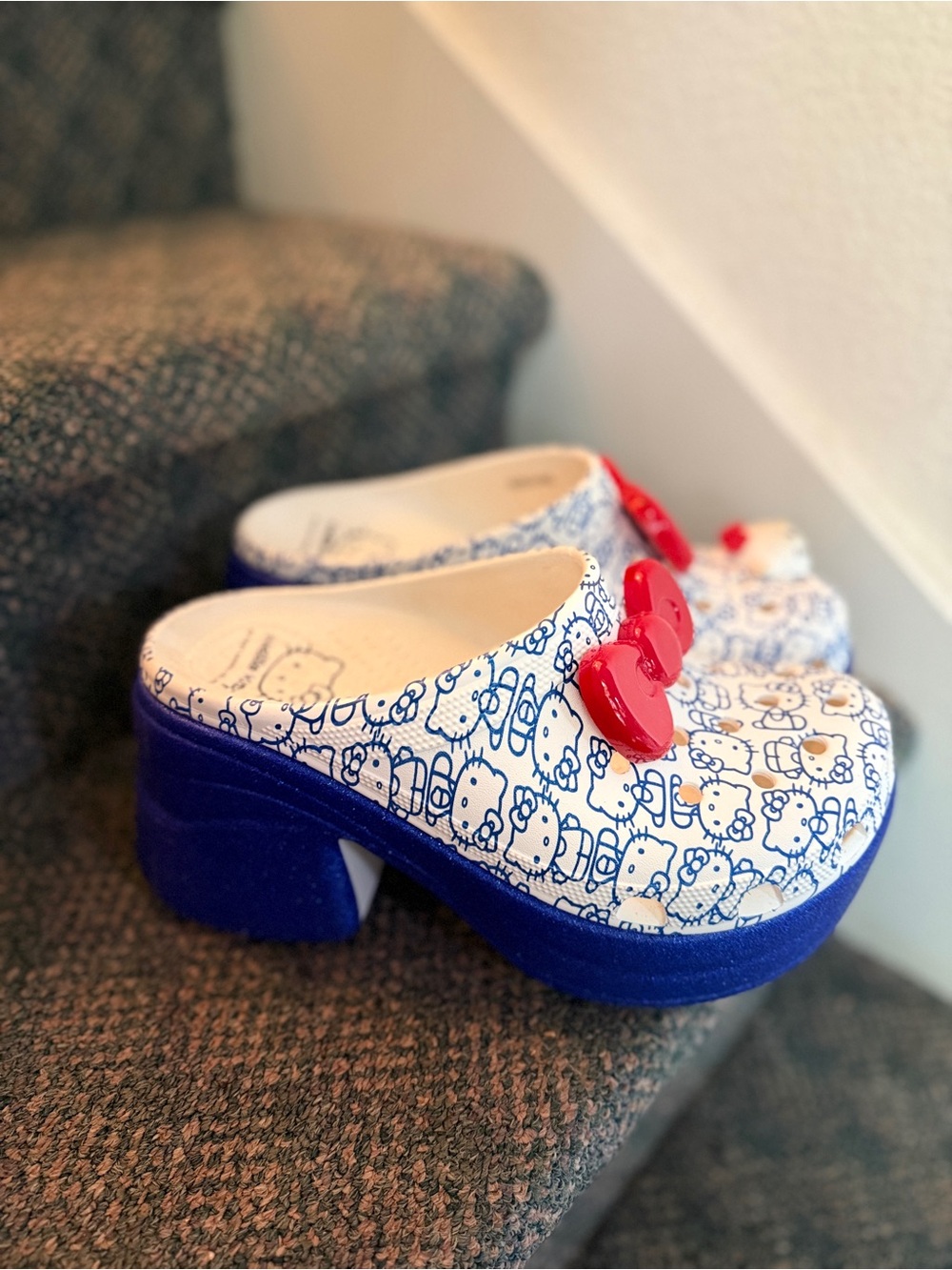 Hello Kitty White & Blue Platform Clogs with Red Bow women’s size 9